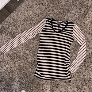 Oh Baby by Motherhood long sleeve v-neck shirt